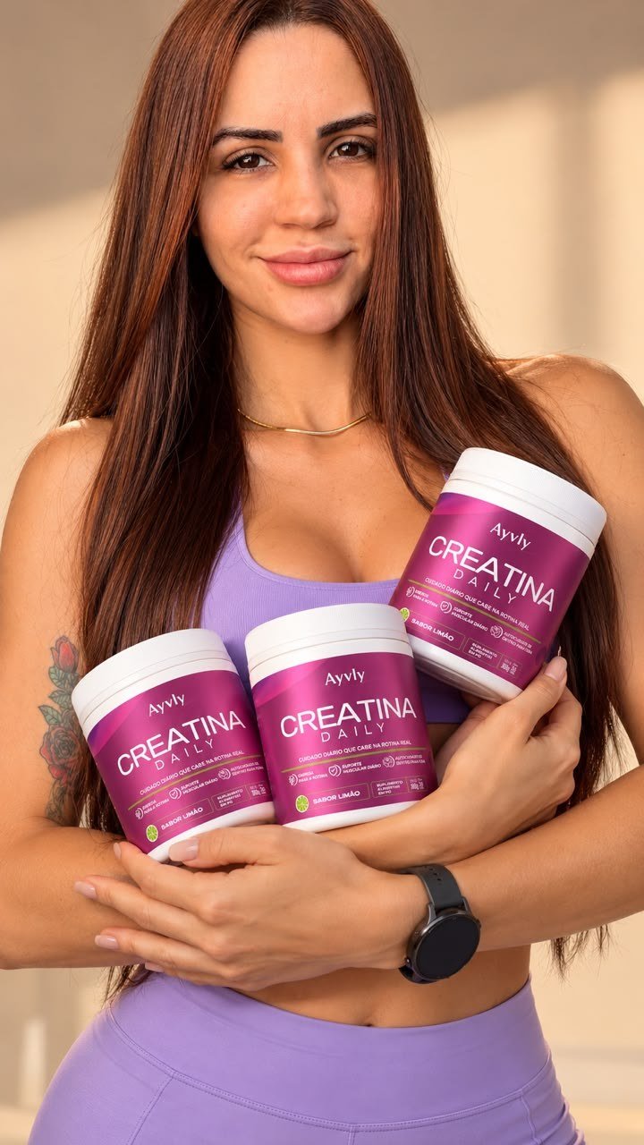 Mulher segurando os potes de AYVLY Creatina Daily com energia e constância